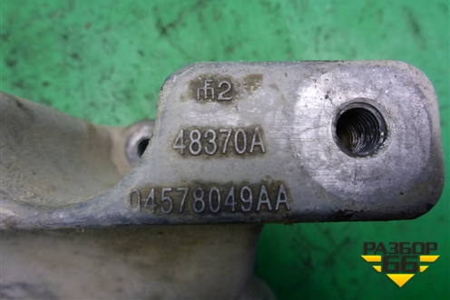 Кронштейн двигателя левый (04578049AA) для Dodge Magnum с 2003-2008г (Магнум)