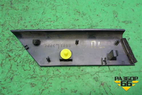 Накладка двери передней левой уголок для Mazda CX 7 с 2006-2012г (СХ7)