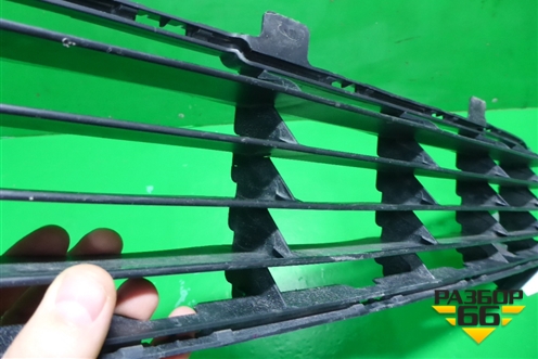 Решетка в передний бампер центральная (531120K190) для Toyota Fortuner с 2016г (Фортунер)