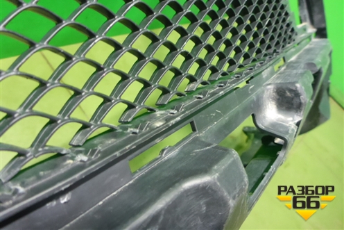 Решетка в передний бампер центральная (A1668851465) для Mercedes Benz ML-Klass W166 c 2011г (МЛ)