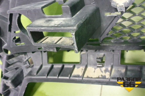 Решетка в передний бампер центральная (A1668851465) для Mercedes Benz ML-Klass W166 c 2011г (МЛ)