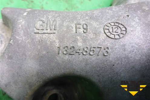Кронштейн КПП левый (1.6л F16D3 МКПП) (13248573) для Chevrolet Cruze c 2009-2015г (Круз)
