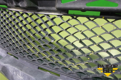 Решетка в передний бампер центральная (под парктроник) (A1668851465) для Mercedes Benz ML-Klass W166 c 2011г (МЛ)