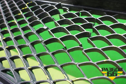 Решетка в передний бампер центральная (под парктроник) (A1668851465) для Mercedes Benz ML-Klass W166 c 2011г (МЛ)