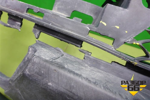 Решетка в передний бампер центральная (под парктроник) (A1668851465) для Mercedes Benz ML-Klass W166 c 2011г (МЛ)