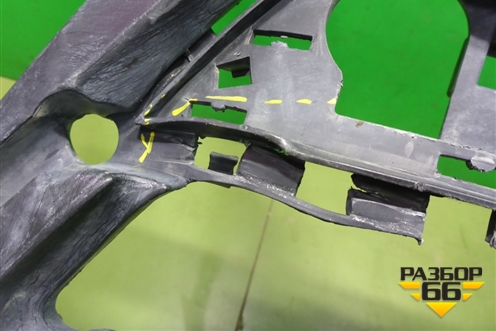 Решетка в передний бампер центральная (под парктроник) (A1668851465) для Mercedes Benz ML-Klass W166 c 2011г (МЛ)