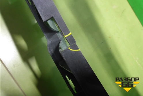 Решетка в передний бампер центральная (под парктроник) (A1668851465) для Mercedes Benz ML-Klass W166 c 2011г (МЛ)