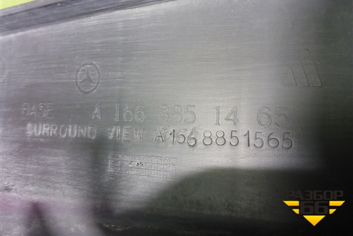 Решетка в передний бампер центральная (под парктроник) (A1668851465) для Mercedes Benz ML-Klass W166 c 2011г (МЛ)