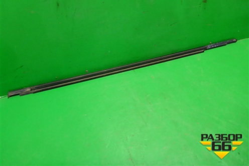 Накладка стекла заднего правого (4M0853764AT94) для Audi Q7 c 2015г (Ку 7)