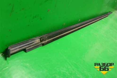 Накладка стекла заднего правого (4M0853764AT94) для Audi Q7 c 2015г (Ку 7)