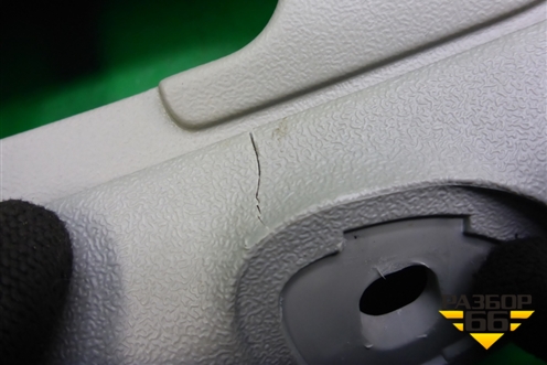 Обшивка стойки центральная верхняя правая (6241144090) для Toyota Isis c 2004-2018г (Исис)