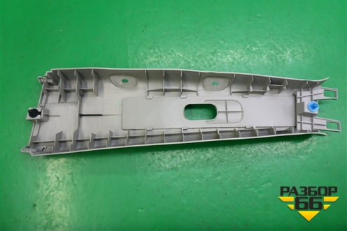 Обшивка стойки центральная верхняя правая (6241144090) для Toyota Isis c 2004-2018г (Исис)