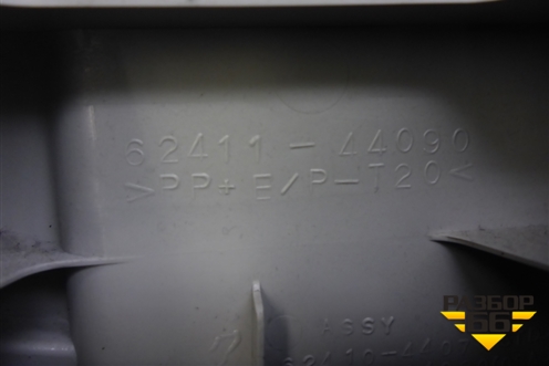 Обшивка стойки центральная верхняя правая (6241144090) для Toyota Isis c 2004-2018г (Исис)