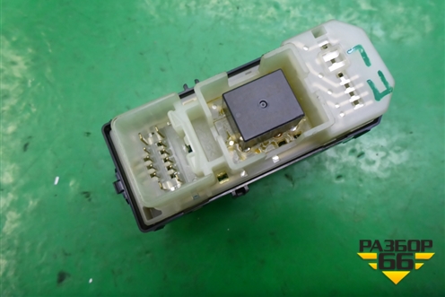 Кнопка стеклоподъёмника (передняя левая) (8403044031) для Toyota Isis c 2004-2018г (Исис)