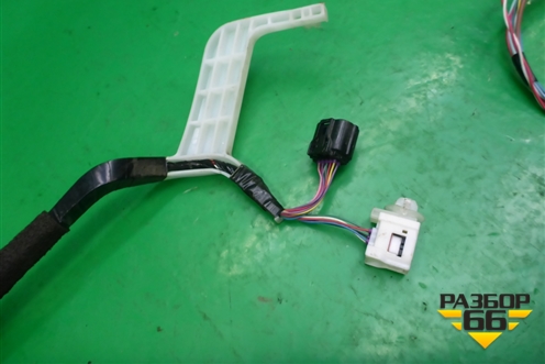 Проводка двери передней левой (8215244420) для Toyota Isis c 2004-2018г (Исис)
