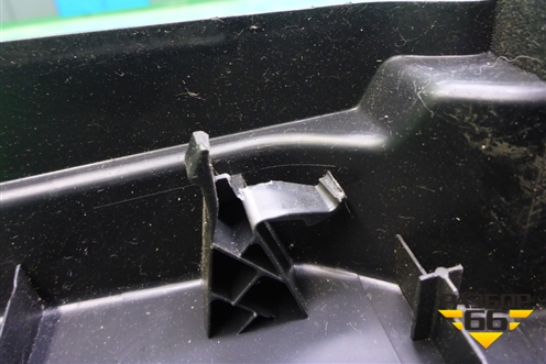 Держатель задней полки левый (5-ти дверный кузов) (9649856977) для Citroen C4 с 2005-2011г (С4)