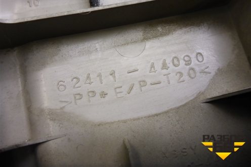 Обшивка стойки центральная верхняя правая (6241144090) для Toyota Isis c 2004-2018г (Исис)