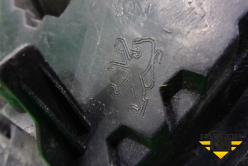 Эмблема в решетку радиатора (9649670480) для Peugeot 207 с 2006-2015г