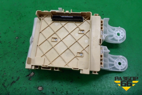 Блок предохранителей салонный (8273042811) для Toyota Rav-4 с 2012-2019г (Рав 4)