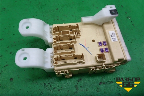 Блок предохранителей салонный (8273042811) для Toyota Rav-4 с 2012-2019г (Рав 4)