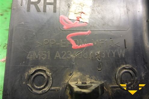 Накладка двери передней правой уголок (4M51A23408AJ3YYW) для Ford Focus 2 с 2008-2011г (Фокус)