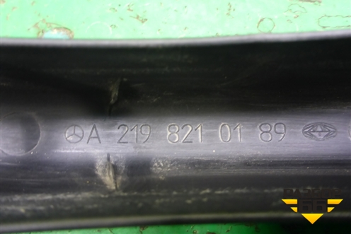 Накладка внутренняя (на петлю крышки багажника) (A2198210089) для Mercedes Benz CLS C219 с 2004-2010г (ЦЛС)