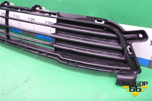 Решетка в передний бампер центральная (до 2015г) (6402A233) для Mitsubishi Outlander с 2012-2024г (Аутлендер)