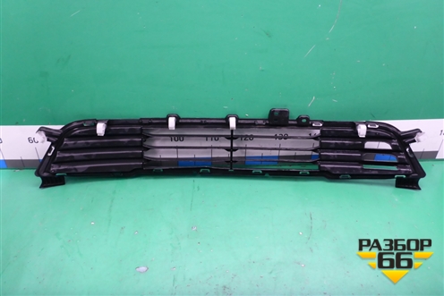 Решетка в передний бампер центральная (до 2015г) (6402A233) для Mitsubishi Outlander с 2012-2024г (Аутлендер)