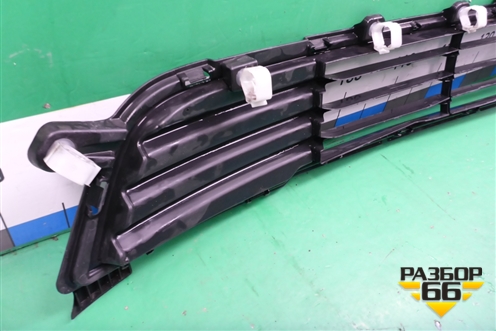 Решетка в передний бампер центральная (до 2015г) (6402A233) для Mitsubishi Outlander с 2012-2024г (Аутлендер)