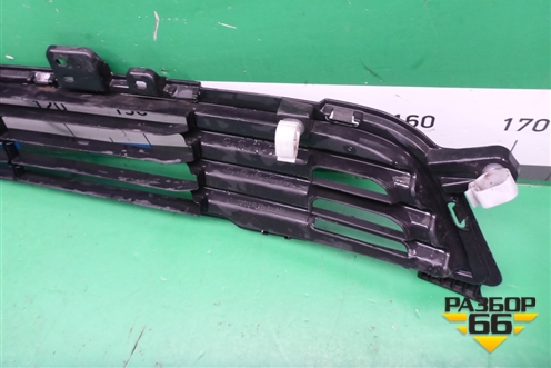 Решетка в передний бампер центральная (до 2015г) (6402A233) для Mitsubishi Outlander с 2012-2024г (Аутлендер)