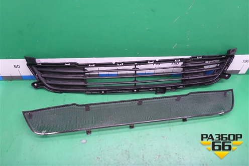 Решетка в передний бампер центральная (до 2015г) (6402A233) для Mitsubishi Outlander с 2012-2024г (Аутлендер)