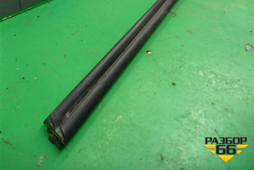 Уплотнитель стекла двери передней левой (A1727200724) для Mercedes Benz SLK R172 с 2010-2016г (СЛК)