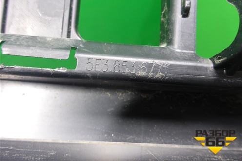 Решетка в передний бампер центральная (5E3853677) для Skoda Octavia (А8) с 2019г (Октавия)