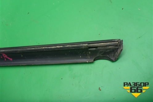 Накладка стекла переднего правого (5JA837478) для Skoda Rapid с 2013г (Рапид)