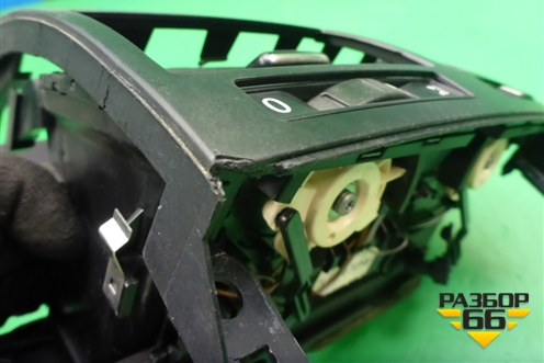 Дефлектор воздушный центральный для Volkswagen Touareg c 2002-2010г (Туарег)