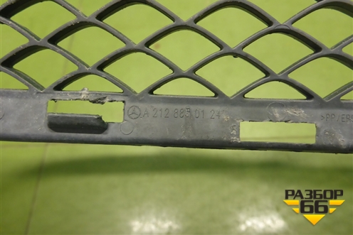 Решетка в передний бампер центральная (после 2013г AMG) (A2128850124) для Mercedes Benz E-Klass W212 с 2009-2016г (Е)