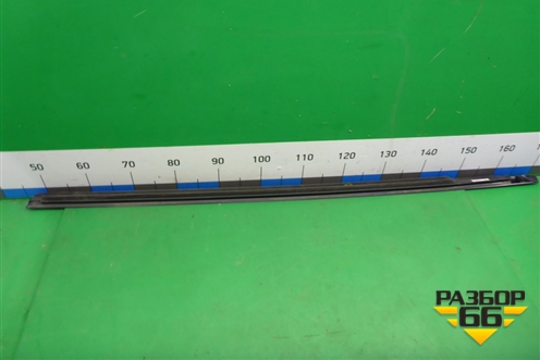 Накладка стекла переднего левого (купэ) (A2057208713) для Mercedes Benz C-Klass W205 с 2014г (Ц)