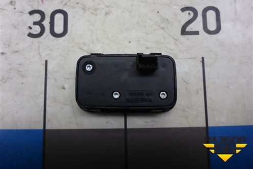 Кнопка закрывания крышки багажника (A2208211479) для Mercedes Benz C-Klass W205 с 2014г (Ц)