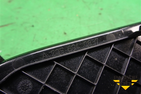 Решетка динамика (правая) (A2056940837) для Mercedes Benz C-Klass W205 с 2014г (Ц)