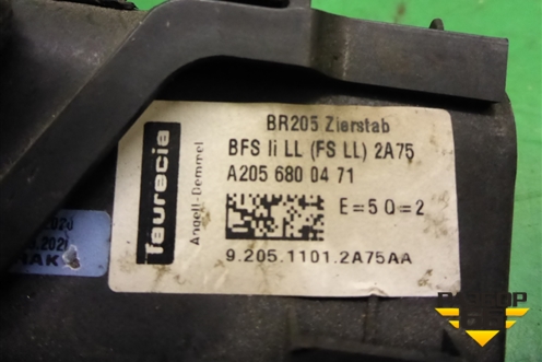 Накладка на торпедо (A2056800471) для Mercedes Benz C-Klass W205 с 2014г (Ц)