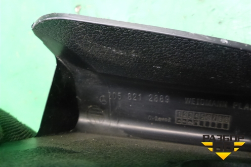 Накладка внутренняя на петлю крышки багажника правая) (A2058212889) для Mercedes Benz C-Klass W205 с 2014г (Ц)