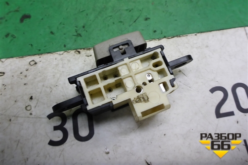 Кнопка люка для Mitsubishi Pajero/Montero с 2007г (Паджеро 4/Монтеро)