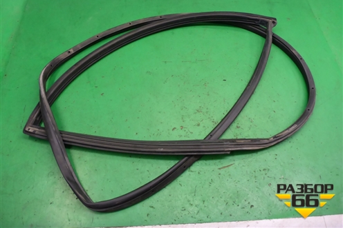 Уплотнитель двери задней правой (на дверь) для Mitsubishi Pajero/Montero с 2007г (Паджеро 4/Монтеро)