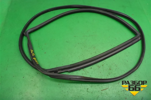 Уплотнитель двери задней правой (на дверь) для Mitsubishi Pajero/Montero с 2007г (Паджеро 4/Монтеро)