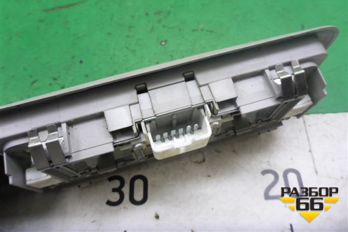 Плафон салонный передний для Mitsubishi Pajero/Montero с 2007г (Паджеро 4/Монтеро)