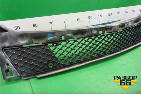 Решетка в передний бампер центральная (A1668850065) для Mercedes Benz ML-Klass W166 c 2011г (МЛ)