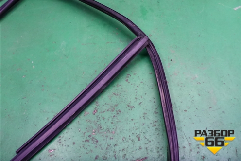 Уплотнитель стекла двери задней правой (A1667351025) для Mercedes Benz ML-Klass W166 c 2011г (МЛ)