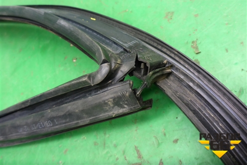 Уплотнитель стекла двери задней правой (A1667351025) для Mercedes Benz ML-Klass W166 c 2011г (МЛ)