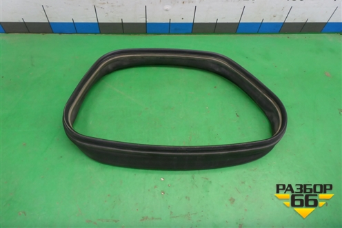 Уплотнитель капота  (на решётку стеклоочистителей правый) для Mercedes Benz ML-Klass W166 c 2011г (МЛ)