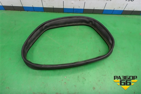 Уплотнитель капота  (на решётку стеклоочистителей правый) для Mercedes Benz ML-Klass W166 c 2011г (МЛ)